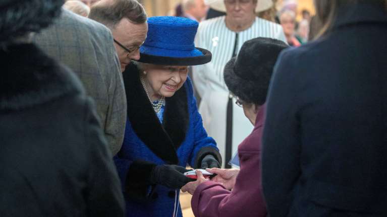 Ελισάβετ: Γιατί μοίρασε ασημένια νομίσματα σε 92 άνδρες και 92 γυναίκες;