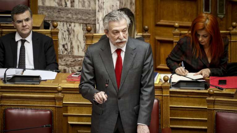 Αλαλούμ με τροπολογία για αποσπασμένους υπαλλήλους σε πολιτικά γραφεία