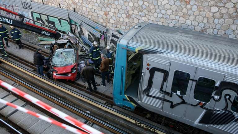 Αυτοκίνητο στις γραμμές του ΗΣΑΠ στο ΚΑΤ - Απίστευτες Εικόνες