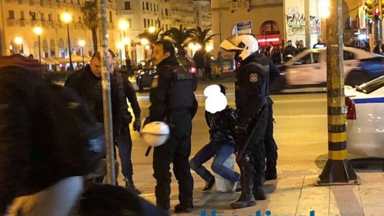 Άγριο ξύλο στο κέντρο της Θεσσαλονίκης για τα λαθραία τσιγάρα (φωτό)