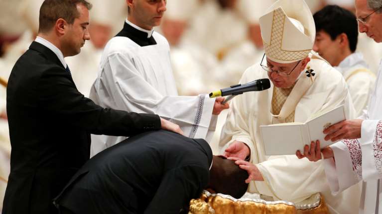 O Πάπας βάπτισε τον μετανάστη-ήρωα που τα έβαλε με ληστή