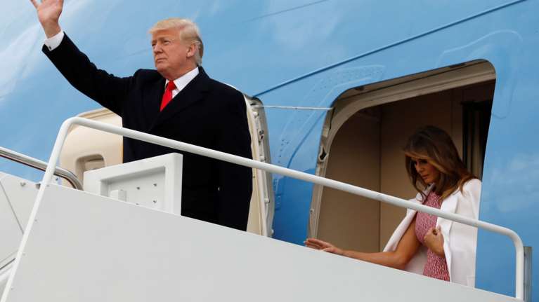 Μελάνια Τραμπ: Με σκυμένο κεφάλι και κοιτάζοντας αλλού