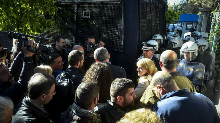 Ένταση και σπρωξιές έξω από το Μαξίμου μεταξύ ΜΑΤ και ΠΟΕΔΗΝ