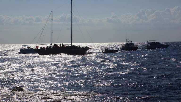 Εντοπίστηκε λέμβος κοντά στη Σάμο με πρόσφυγες που κινδύνευαν