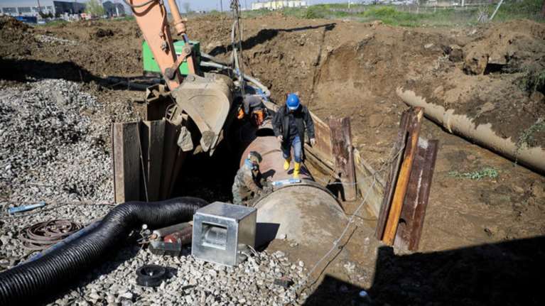 11 ερωτήματα προς ΕΥΑΘ για τη βλάβη στον κεντρικό αγωγό νερού