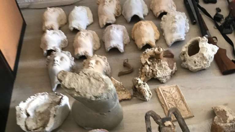 Ανδρόγυνο Γερμανών συνταξιούχων στη φάκα για αρχαιοκαπηλία και όπλα