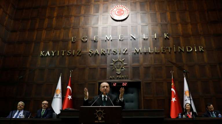 Les Echos: Ο Ερντογάν εναντίον πάντων - Φιλονικίες προς πάσα κατεύθυνση