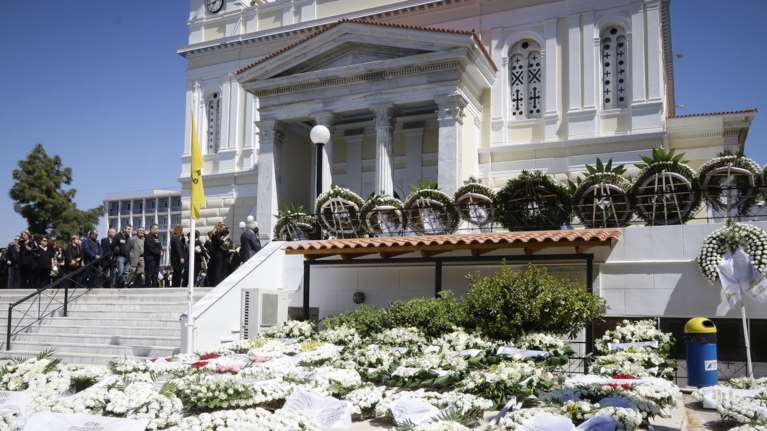 Πολύ μεγάλο πλήθος κόσμου στην κηδεία του Στέλιου Σκλαβενίτη {Εικόνες}