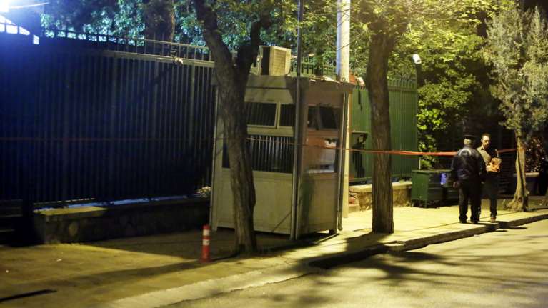 Ρουβίκωνας: Επίθεση με μπογιές στο Τουρκικό προξενείο στην Αθήνα