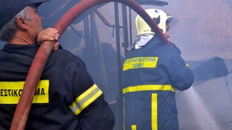 Υπό έλεγχο η φωτιά σε ακατοίκητο σπίτι στα Εξάρχεια