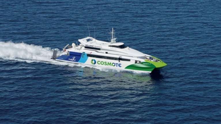 Βλάβη στο FLYINGCAT 6 με 332 επιβάτες, επιστρέφει στον Πειραιά