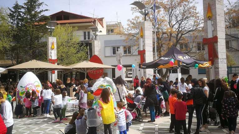 Στην Πτολεμαΐδα το μεγαλύτερο πασχαλινό αβγό βάρους 150 κιλών [φωτό]