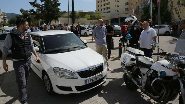 Συγκέντρωση διαμαρτυρίας οδηγών Uber έξω από το υπουργείο Μεταφορών