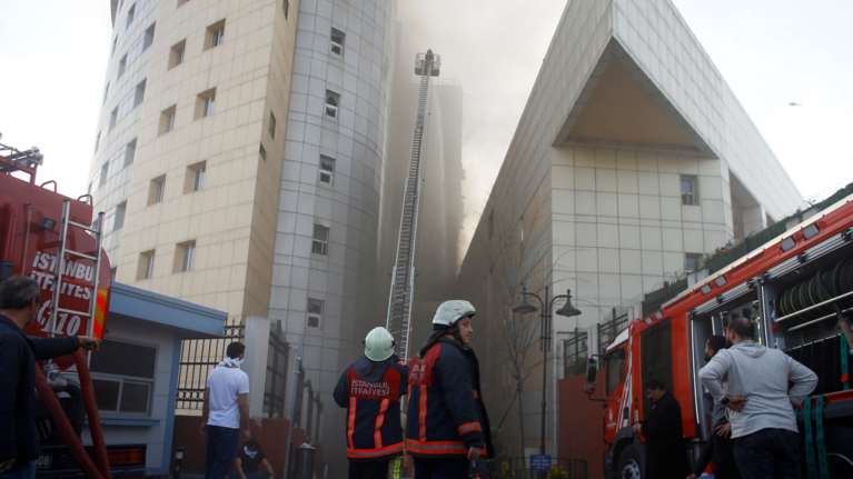 Υπό έλεγχο η φωτιά στο νοσοκομείο Ταξίμ στην Κωνσταντινούπολη