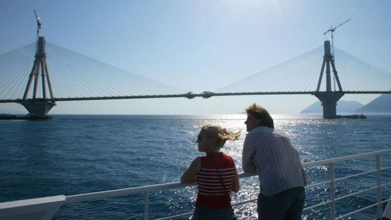 Εξοδος Πάσχα: 6.000 αυτοκίνητα έχουν περάσει από τη Γέφυρα Ρίου-Αντιρρίου