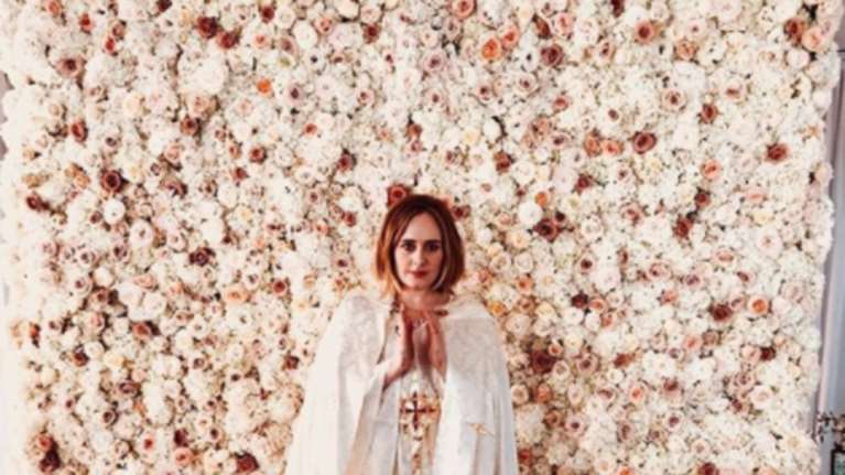 Η διάσημη Αντέλ χειροτονήθηκε ιερέας για να τελέσει ένα γάμο