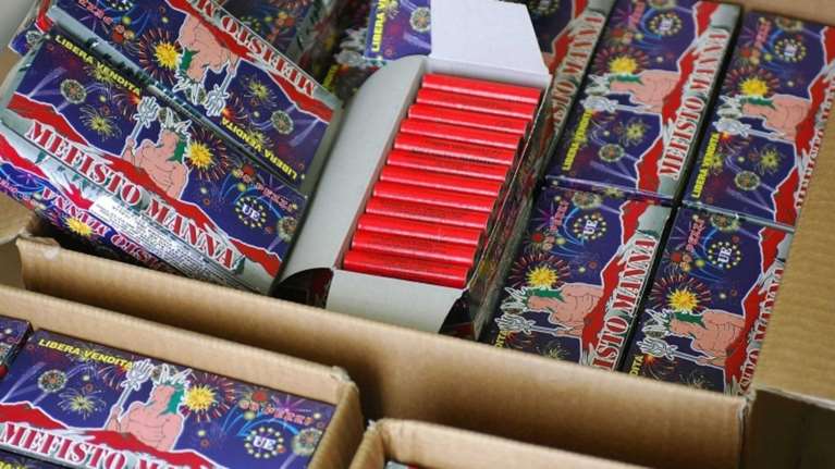 Μπαράζ συλλήψεων ανά την Ελλάδα για χιλιάδες κροτίδες