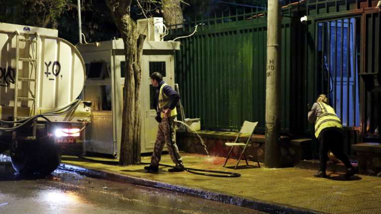 Ο Ρουβίκωνας κυκλοφορεί με λεωφορεία και η αστυνομία ...θεατής