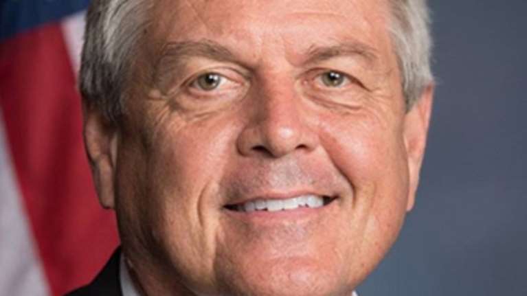 Αμερικανός βουλευτής του Τραμπ έβγαλε όπλο σε εστιατόριο