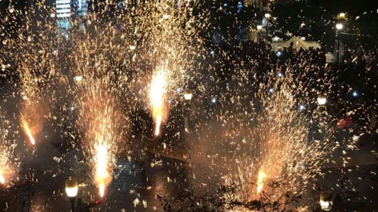 Η νύχτα μέρα στο Αγρίνιο από τα χαλκούνια - Εντυπωσιακές εικόνες (βίντεο)