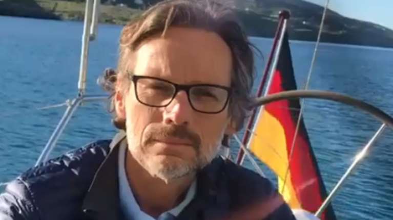 Ο Γερμανός πρέσβης εύχεται στα ελληνικά για το Πάσχα (Video)