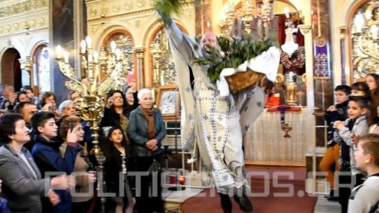 Ο παπα-Χριστόφορος...απογειώνεται και ξεσηκώνει τους πιστούς (Video)