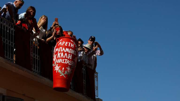 Κέρκυρα: αφιέρωμα Reuters στο έθιμο με τα κιούπια (μπότηδες)