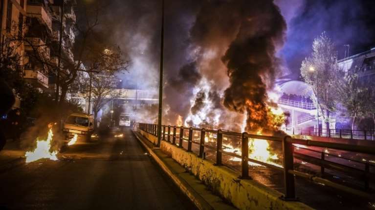 Η εκρηκτική Ανάσταση στο Νέο Κόσμο - Με μολότοφ και φωτιές (φωτό&amp;βίντεο)