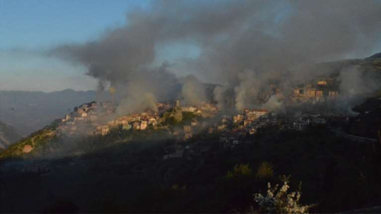 &quot;Πνίγηκε&quot; η Αράχωβα στους καπνούς από τα ψητά αρνιά
