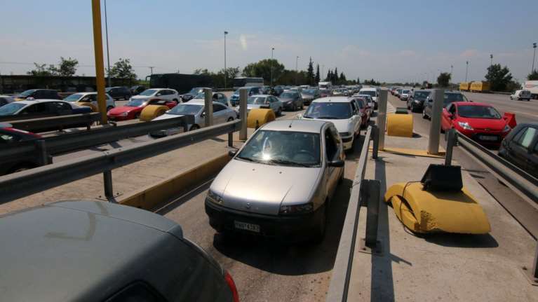 Oυρές χιλιομέτρων στα Μάλγαρα - σηκώνουν τις μπάρες