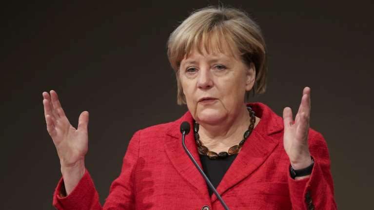 Μέρκελ: Θα συνεργαστώ με τον Όρμπαν παρά τις διαφορές μας