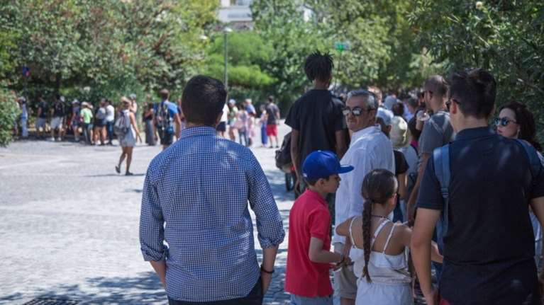 Με απειλή μαχαιριού λήστεψαν δύο τουρίστες στο κέντρο της Αθήνας