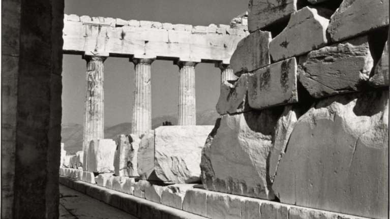 Η Ελλάδα του ΜακΚέιμπ λάμπει στο φωτογραφικό σόου AIPAD της Νεας Υόρκης