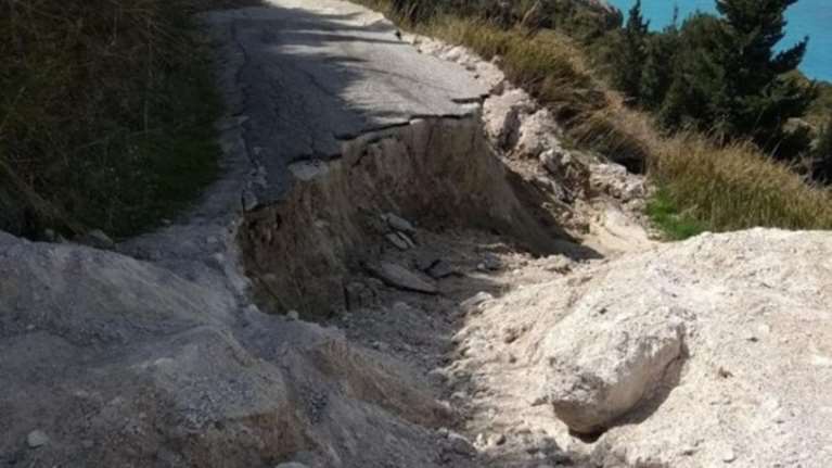 Κόπηκε στη μέση δρόμος στην παραλία Μεγάλη Πέτρα στη Λευκάδα - Εικόνες