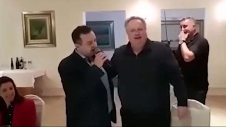 «Μη μου θυμώνεις μάτια μου» - Ο Σέρβος ΥΠΕΞ τραγούδησε στον Κοτζιά