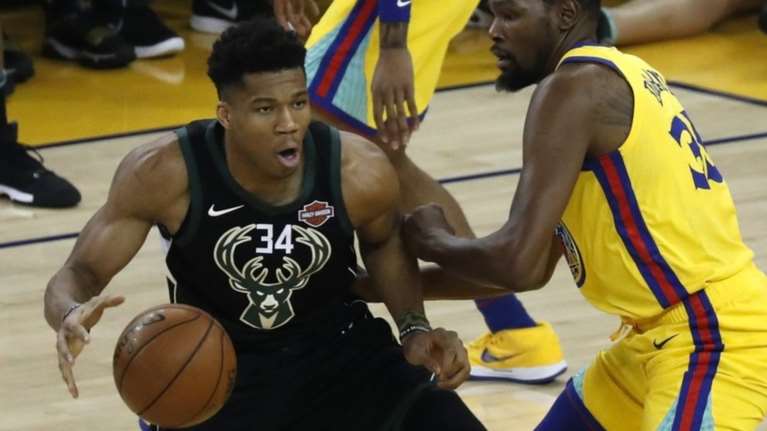 Ο Γιάννης Αντετοκούνμπο  θα πατήσει και πάλι παρκέ