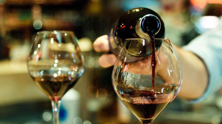 Νέα έρευνα: Πόσους μήνες ζωής κόβει ένα ποτήρι κρασί...