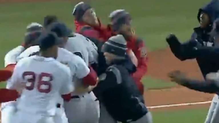 Έπεσε πολύ ξύλο σε αγώνα μπέιζμπολ - Μπουνιές και... λαβές (βίντεο)