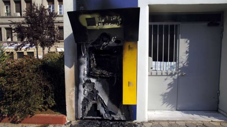 Στόχος εμπρησμού τρία ΑΤΜ στο Περιστέρι