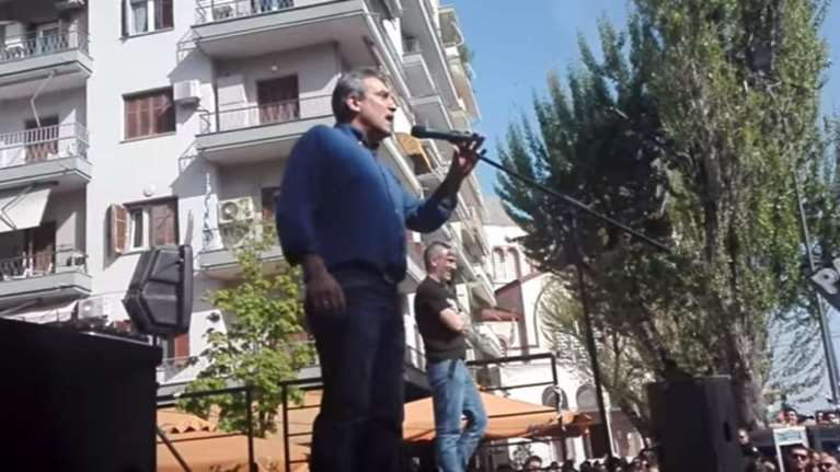 Ο βουλευτής που σιγοντάριζε τις ύβρεις κατά της Βουλής: Ήταν σχήμα λόγου