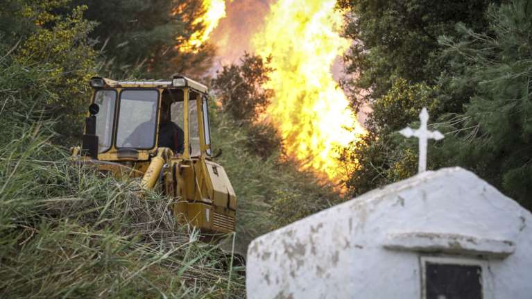 Συνεχίζεται η μάχη με τις φλόγες στην Ηλεία με 24 οχήματα και 2 αεροπλάνα