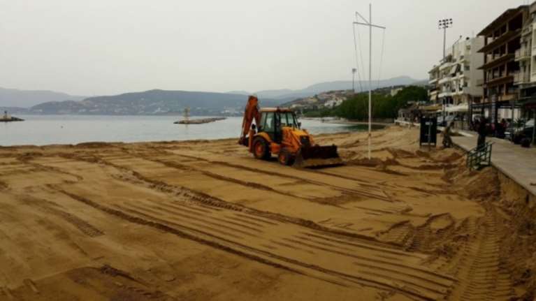 Ετοιμάζονται για το καλοκαίρι και στρώνουν άμμο σε παραλίες  Βίντεο