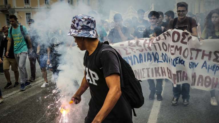 Συλλήψεις οι προσαγωγές των δύο διαδηλωτών του αντιπολεμικού συλλαλητηρίου