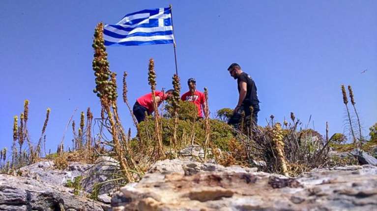 "Κόκκινος συναγερμός" στο Μαξίμου για την ένταση με τις σημαίες