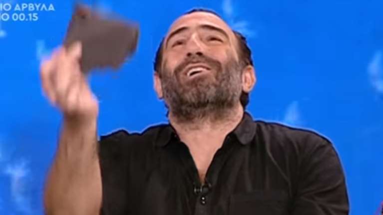 Έπεσε το ταβάνι στο κεφάλι του Κανάκη την ώρα της εκπομπής!