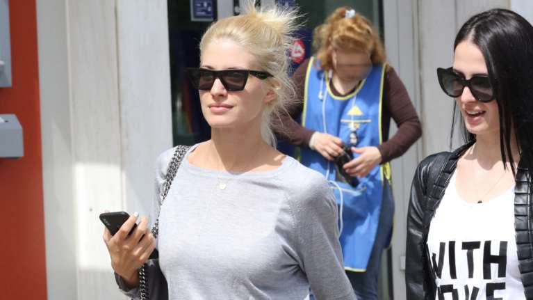 Eντυπωσίασε με την απλότητά της η Αραβανή - Το καθημερινό street style της