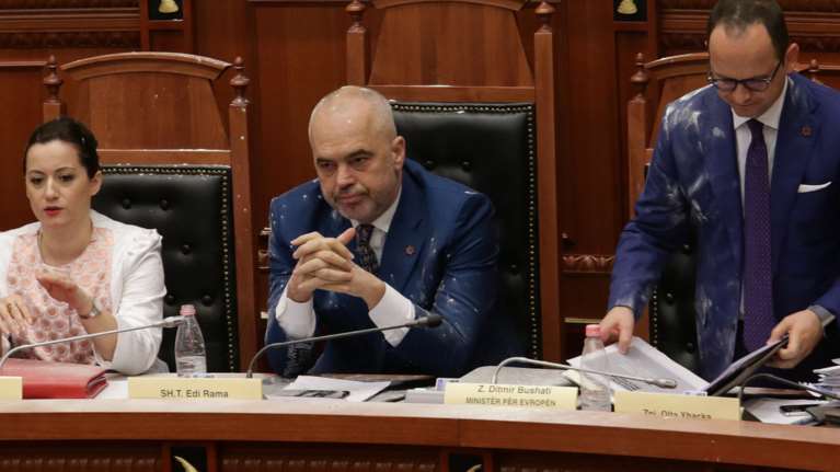 Αλεύρωσαν τον Εντι Ράμα στην αλβανική βουλή - Βίντεο