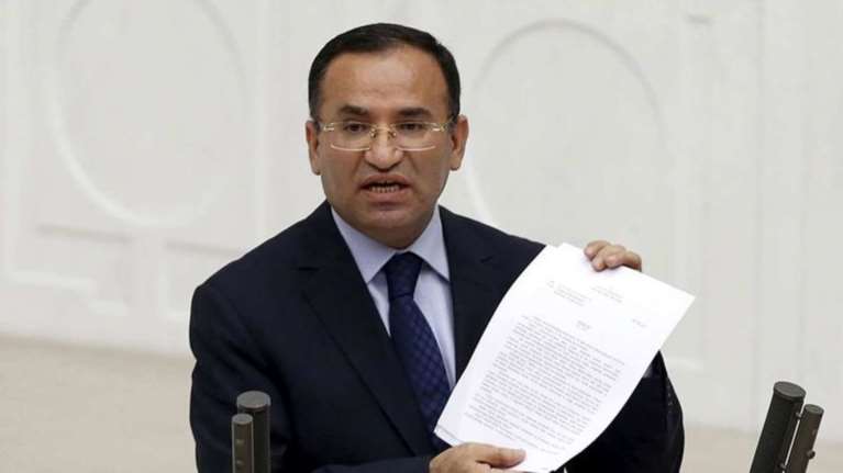 Επιμένει η Αγκυρα: Κατεβάσαμε την ελληνική σημαία