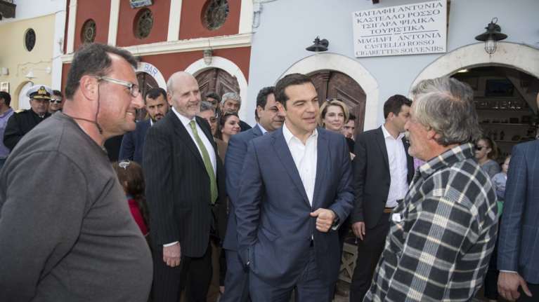 Η ποδοσφαιρική συζήτηση Τσίπρα με ΑΕΚτζή ψαρά στο Καστελόριζο