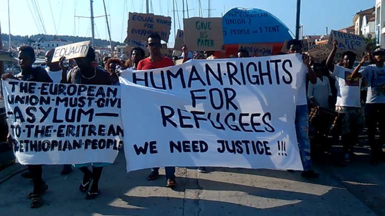 Πρόσφυγες κατέλαβαν πλατεία στο κέντρο της Μυτιλήνης